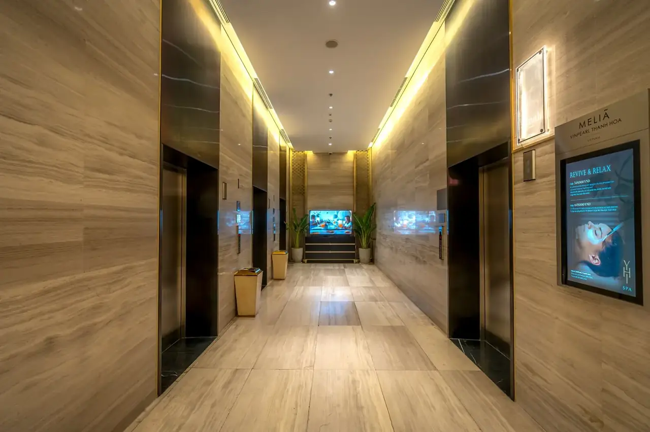 Elvorohotel Retreat interior corridor